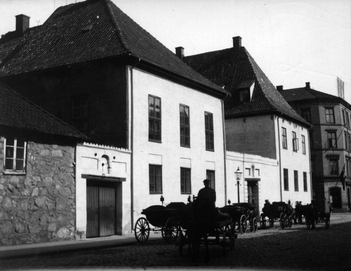 Postkort. Oslo, 1900-09. Stiftskriver Johan Garmenes gård. Murhus med hestekjøretøy parkert utenfor.