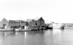 Båt og bebyggelse i Ona på Sandøy i Møre og Romsdal.