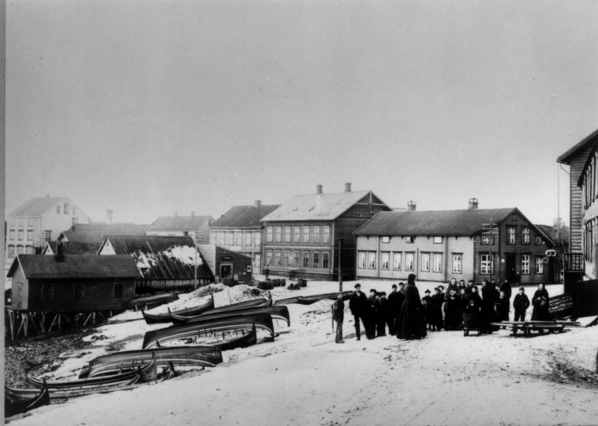Vardø, Finnmark. Havneparti med bebyggelse og båter trukket opp på land.