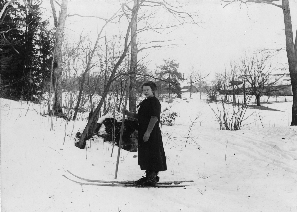 Kvinne på ski i vinterlandskap, ukjent sted.
Serie tatt av Robert Collett (1842-1913), amatørfotograf og professor i zoologi. 