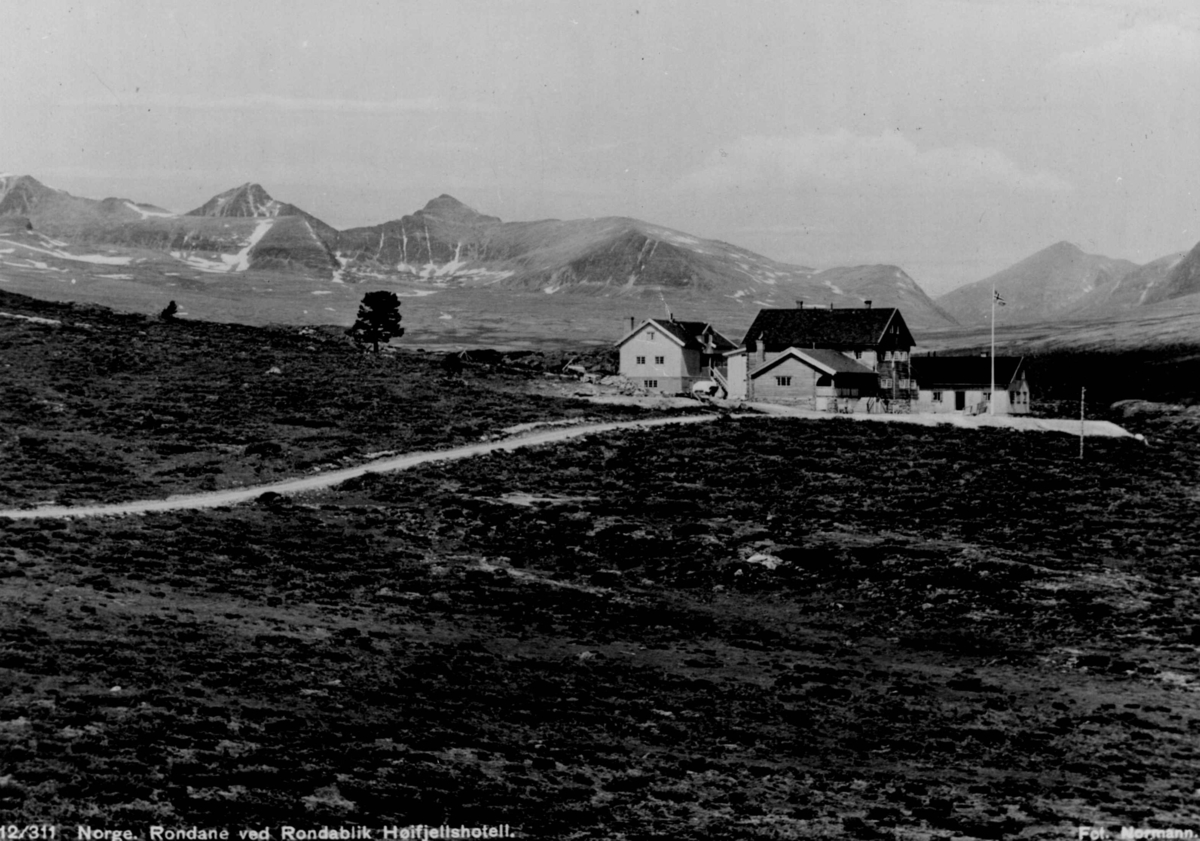 Avfotografert postkort. Rondablikk høyfjellshotell med Rondane i bakgrunnen.