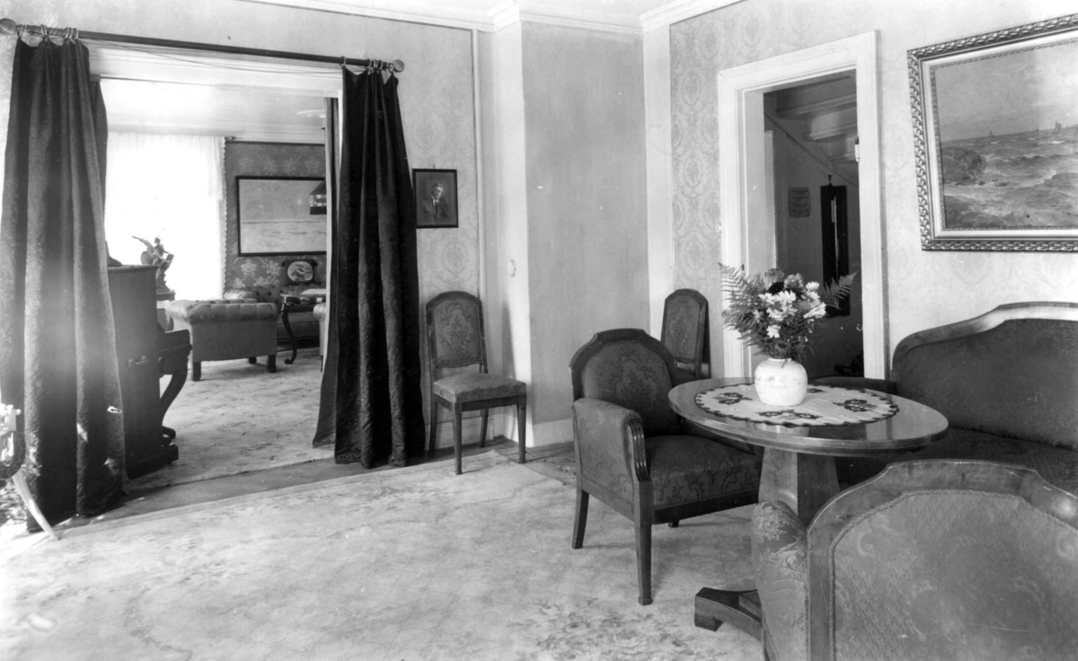Roald amundsens hjem, svartskog. 1935. interiør. stue. møbler til ... Stueblomster