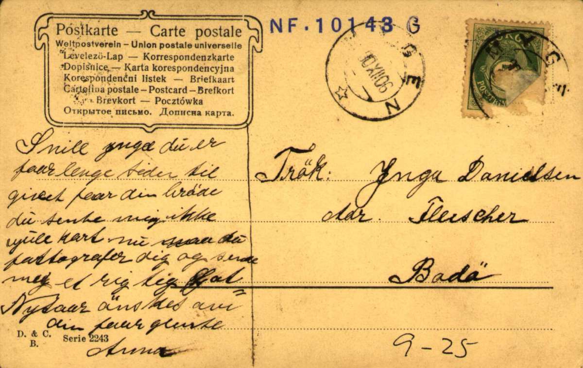 Postkort, Nyttårshilsen. Fotografisk. Kolorert. Mann gir kvinne et halsbånd. Stemplet 30.12.1906.