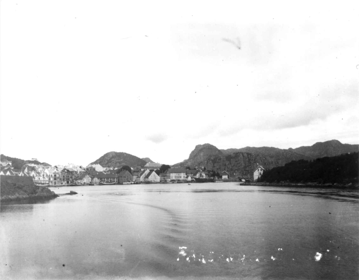 Farsund, Vest-Agder. Utsyn over byen fra sjøsiden, antatt 1902-06.