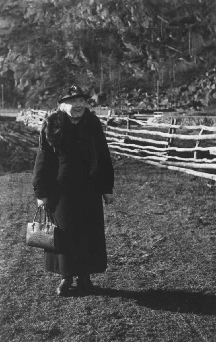 Bertine Andersen på vei til Smeland. en skigard i bakgrunnen. Åseral, Vest-Agder 1943.