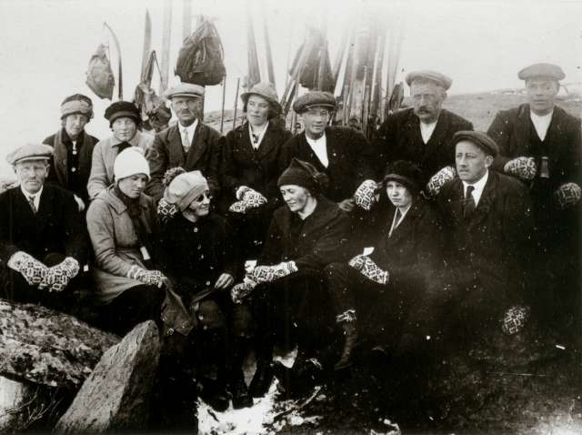 Kvinne og mannsdrakt, Budalen, Sør-Trøndelag 1920-tallet. Ungdomslaget Heimhug på skitur til Sandhaugen.