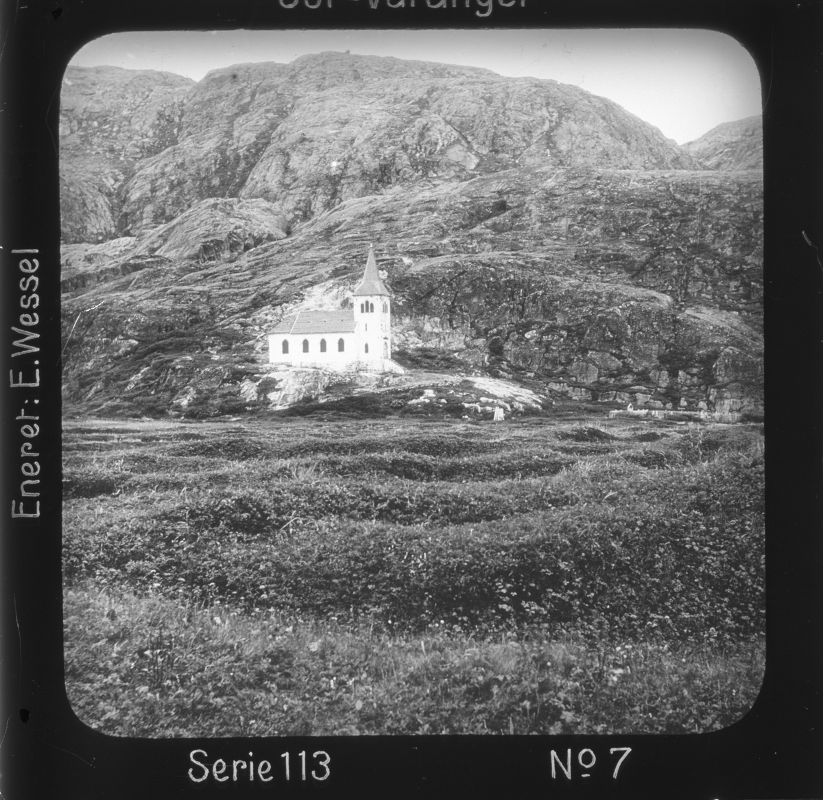 Oscar II's kapell, Grense Jakobselv, Sør-Varanger, Finnmark.
Motivet har nr.7 i lysbildeforedraget kalt  "I lappernes land - Sør-Varanger", utgitt i Nerliens Lysbilledserier, serie nr 113. 