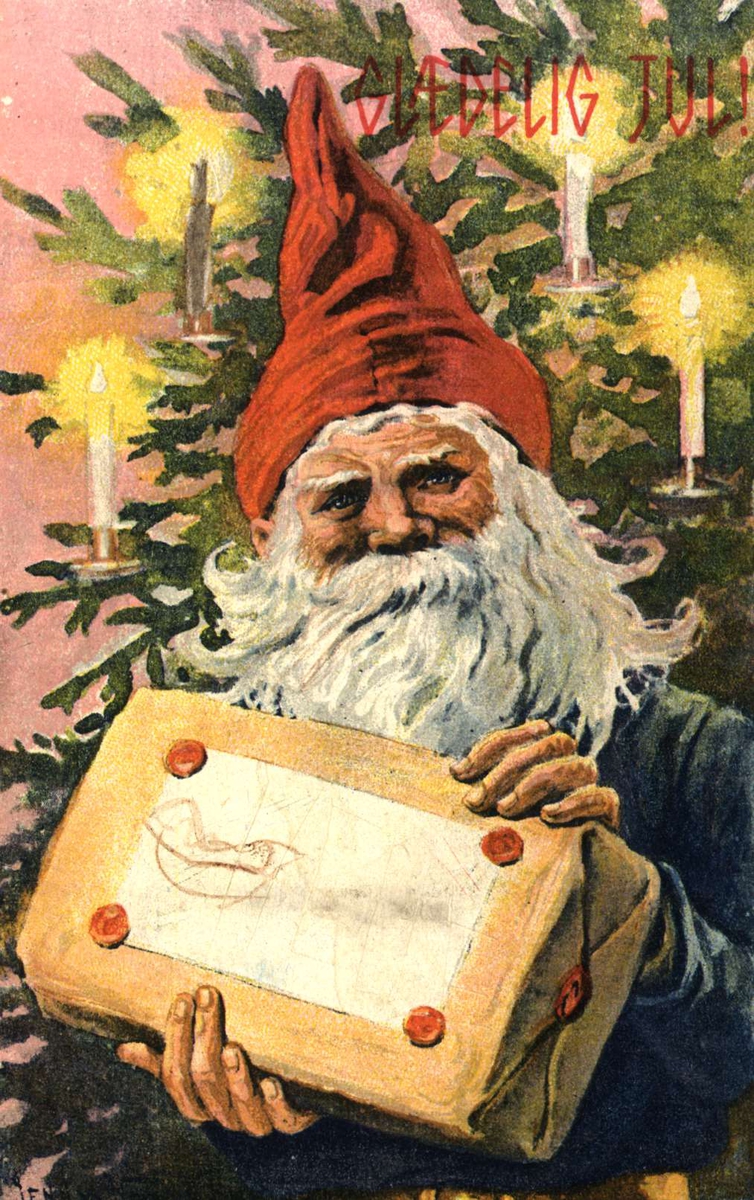 Julekort. Ubrukt. Nissemotiv. Julenisse står med en pakke foran et juletre. Illustrert av svenske Jenny Nyström (1854-1946).
