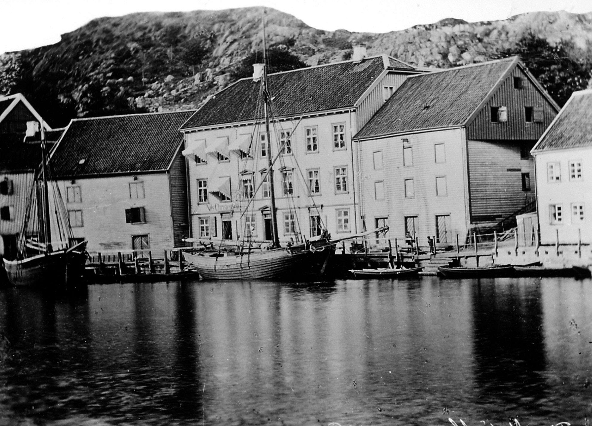 Arendal sentrum. Langbryggen sett fra Tyholmen nesten innerst i Pollen før den store bybrannen 1868. Fortøyde seilskuter i forgrunnen.