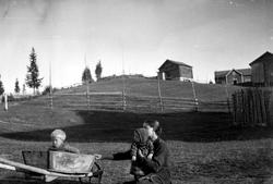 Fra Eggedal, Sigdal hos Th. Kittelsen.  Kvinne med to barn, 