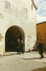 Islands president besøker NF 4/5 1971. Følget på vei ut fra 