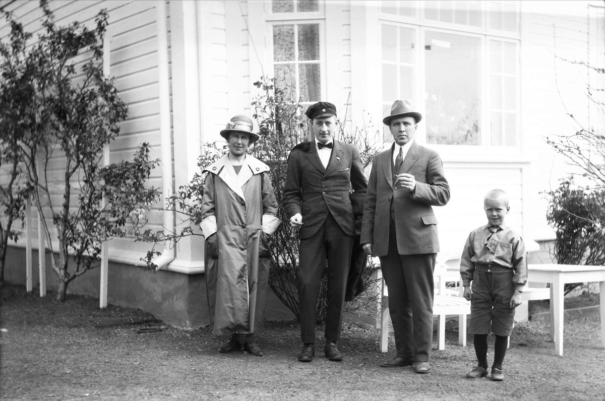 Hans Thomas Sødring står i midten med herr og fru Cliffon på Gjøvik. En liten gutt står helt til høyre.