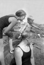 Clara og Sverre sammen med sønnen Bengt på en badestand. Fot