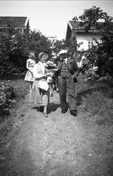 Eyvind og Dordi Arentz i hagen på Nøtterøy 1941.