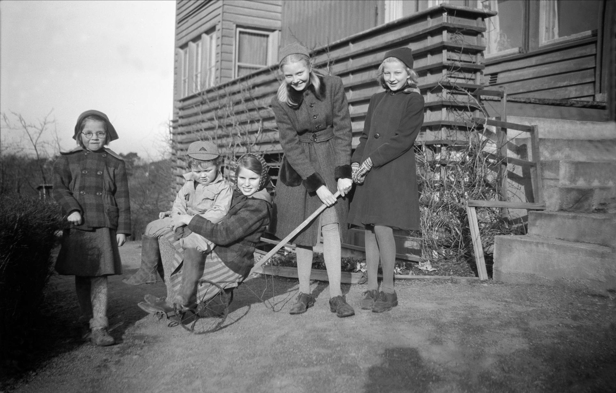 Fra høyre Marit Lie Jørgensen, Lille-Jo Koren, Siri Arentz, Petter Solberg og Kari Arenz. Fotografert  i hagen på Bygdøy 1943.