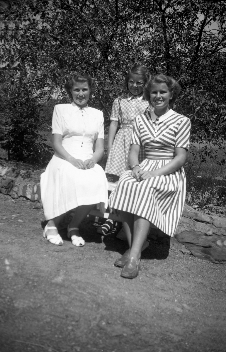 Kari Arentz står bak sine søstre Guri og Siri som sitter på en krakk. Fotografert 14. juni 1947.