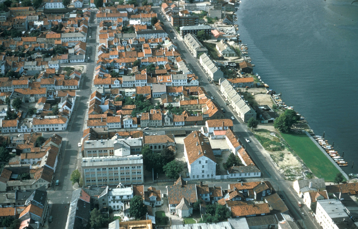 Flyfoto over i Kristiansand med  yrkesskolen.