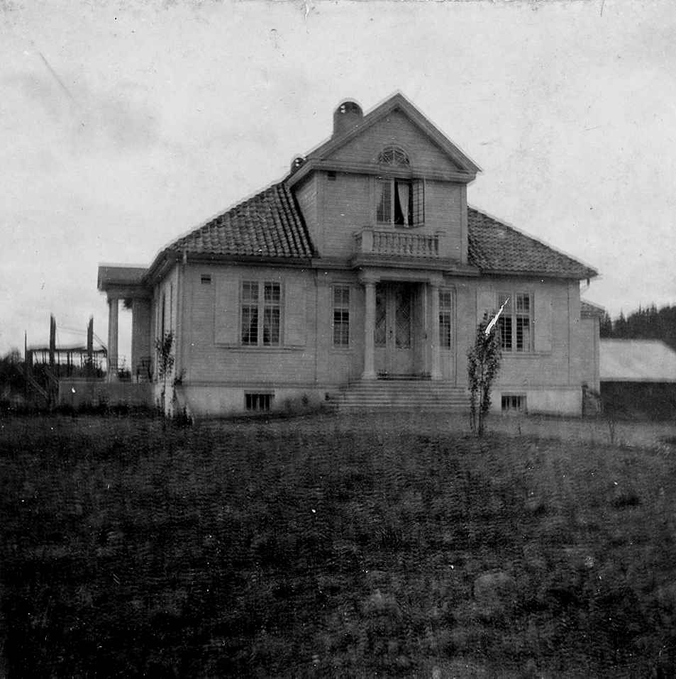 Madam Juells løkke, Terningbekken, direktørboligen ved Norsk Folkemuseum, ca. 1900. Foto i passepartout.