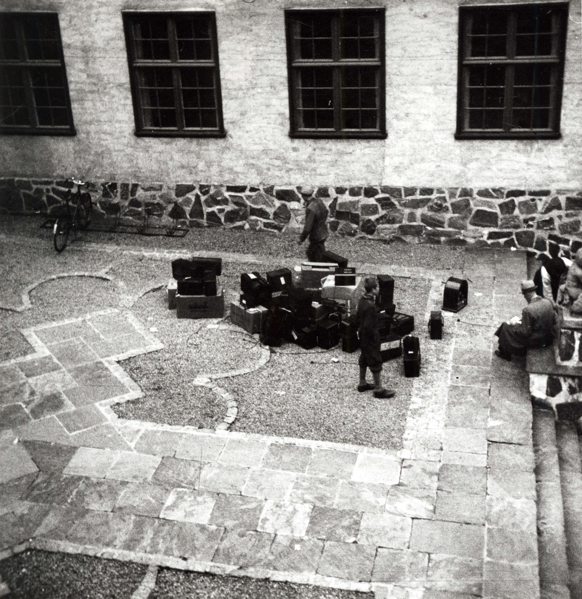 Radioapparatene samles for å sendes til Tyskland under 2. verdenskrig.