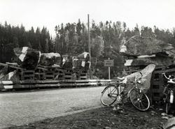 Sykler ved tysk veisperring på Mosseveien ved Oslo.