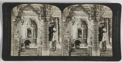 Stereoskopi. Interiør i Dilwarratempelet, India.