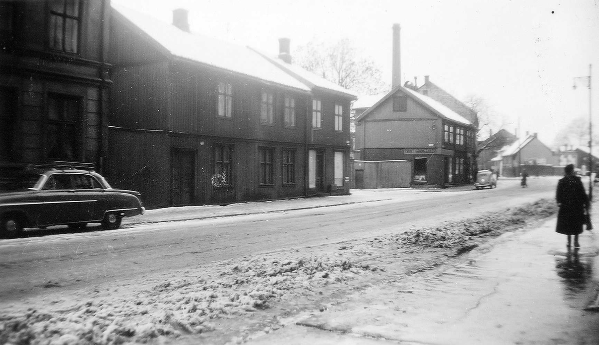 Bebyggelse og gatemiljø i Oslo, etter 1954 siden bilen foran til venstre er en 1954-modell Opel Kaptein (Kapitän). 