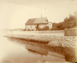 Trebygning ved sjøen, bolig, ukjent sted.