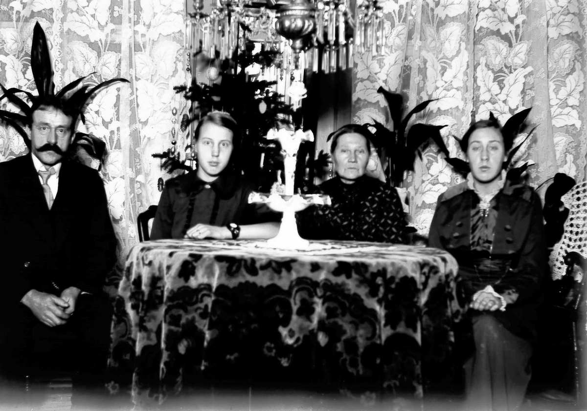 En mann og tre kvinner rundt stuebord i leilighet i Oslo.