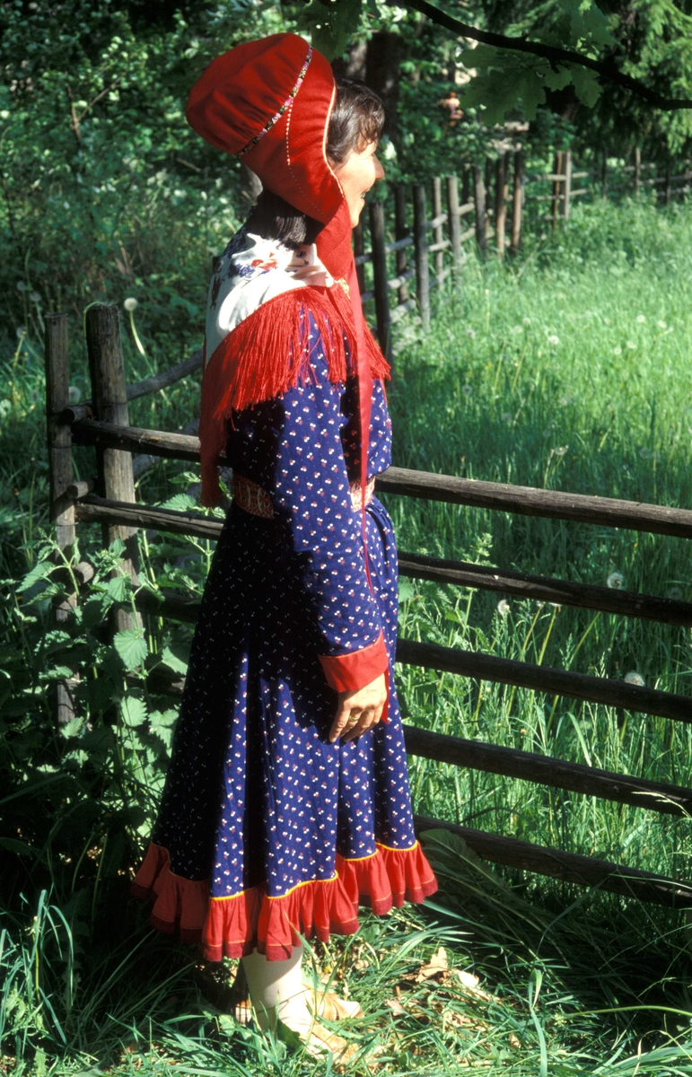 Kvinne i samisk drakt, en sommerkofte fra Karasjok, fotografert i friluftsmuseet, Norsk Folkemuseum.