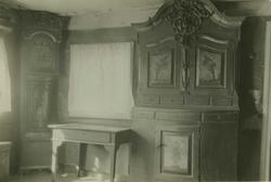 Interiør med skap og gulvur, Kverndalen, Nore, Nore og Uvdal