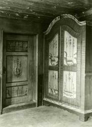 Matskap og dør med dekor fra 1800, Nedre Skjefstad, Elverum,