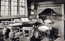 Interiør med utskåret himmelseng og vugge, ant. fra Maihauge