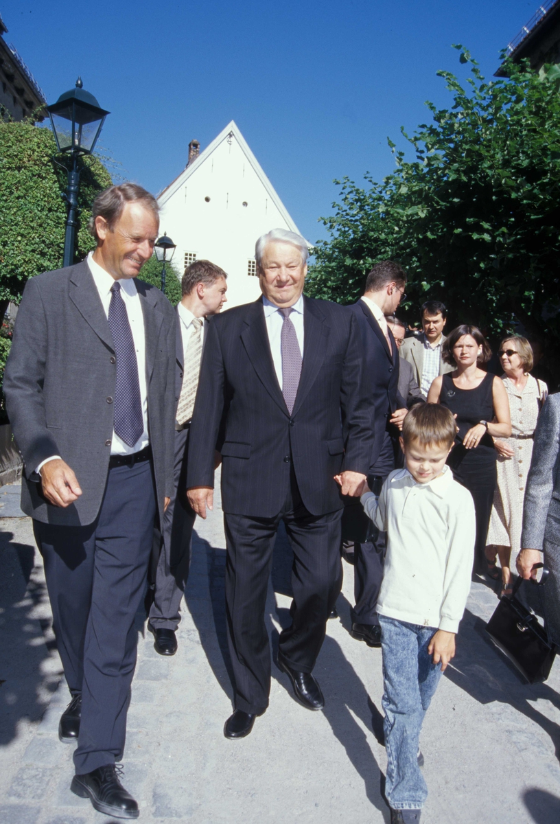 Russlands president, Boris Jeltsin, med kone og barnebarn, ankommer Norsk Folkemuseum 15.august 2004 for å overvære åpningen av utstillingen Norge-Russland Naboer gjennom 1000 år.Han tas imot av Norsk Folkemuseums direktør, Olav Aaraas.