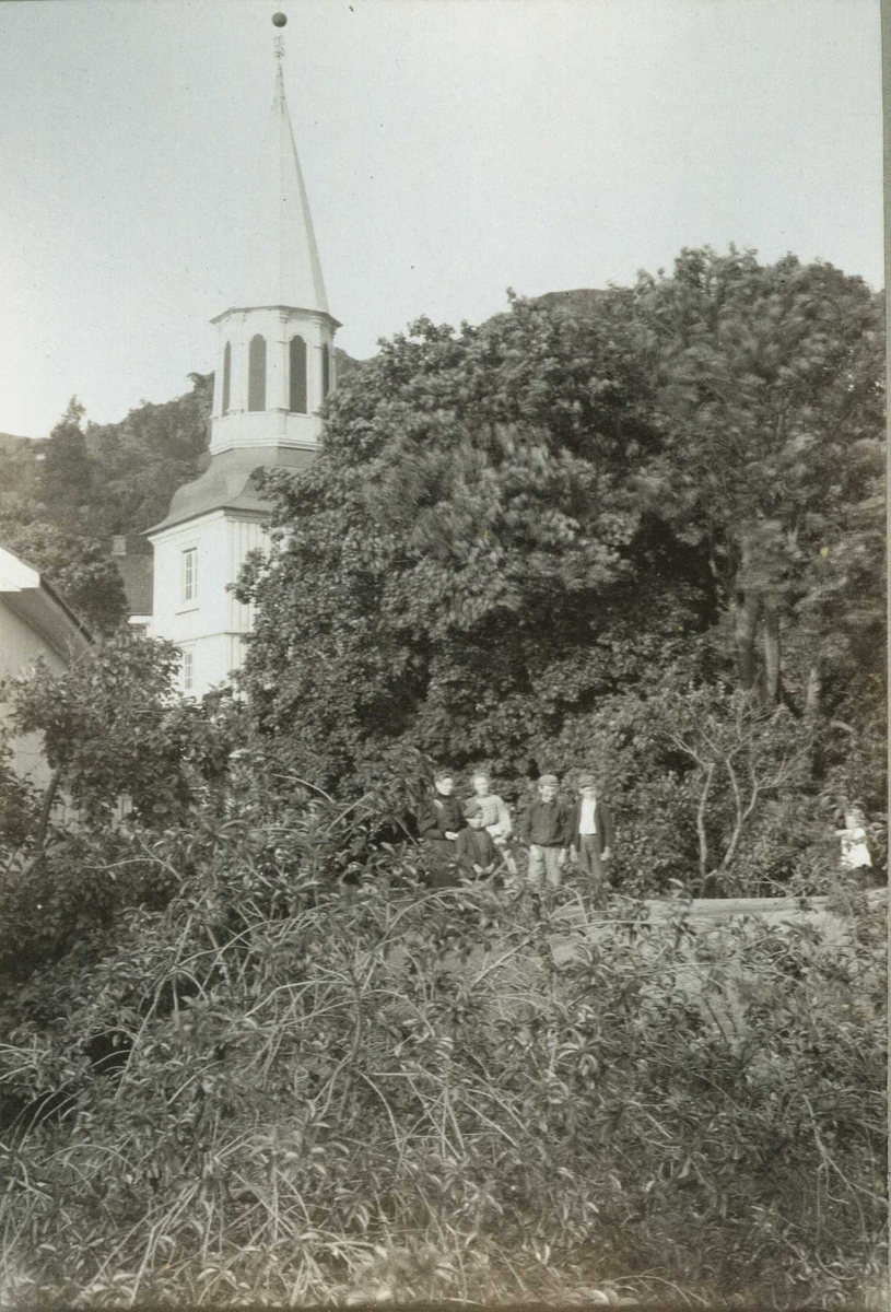 Tårnet, Risør kirke, Risør, Aust-Agder. Gruppe av kvinner og barn i forgrunnen.  Fotografert 1907.