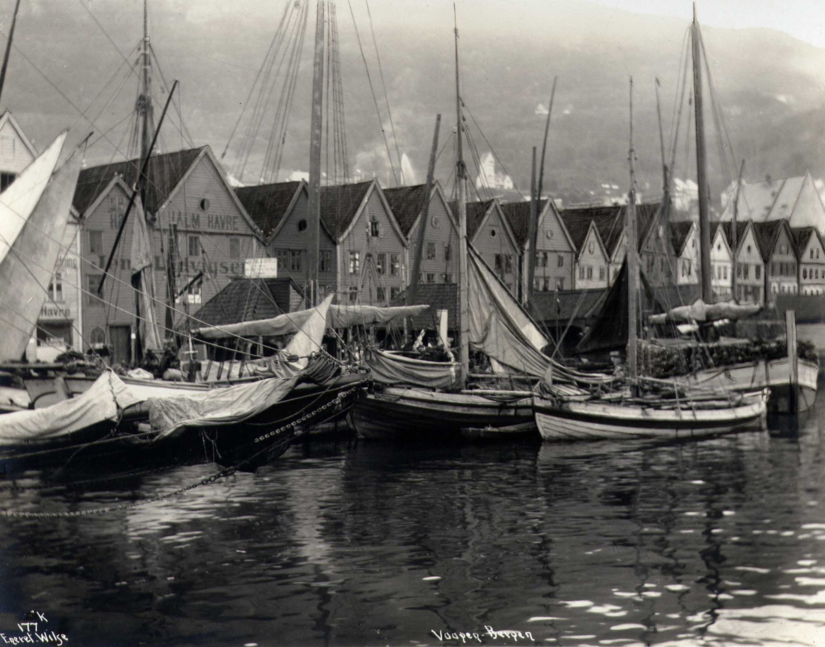 Havneområde med ulike båttyper med seil ved brygger, Vågen, Bergen, Hordaland. Fotografert 1912.