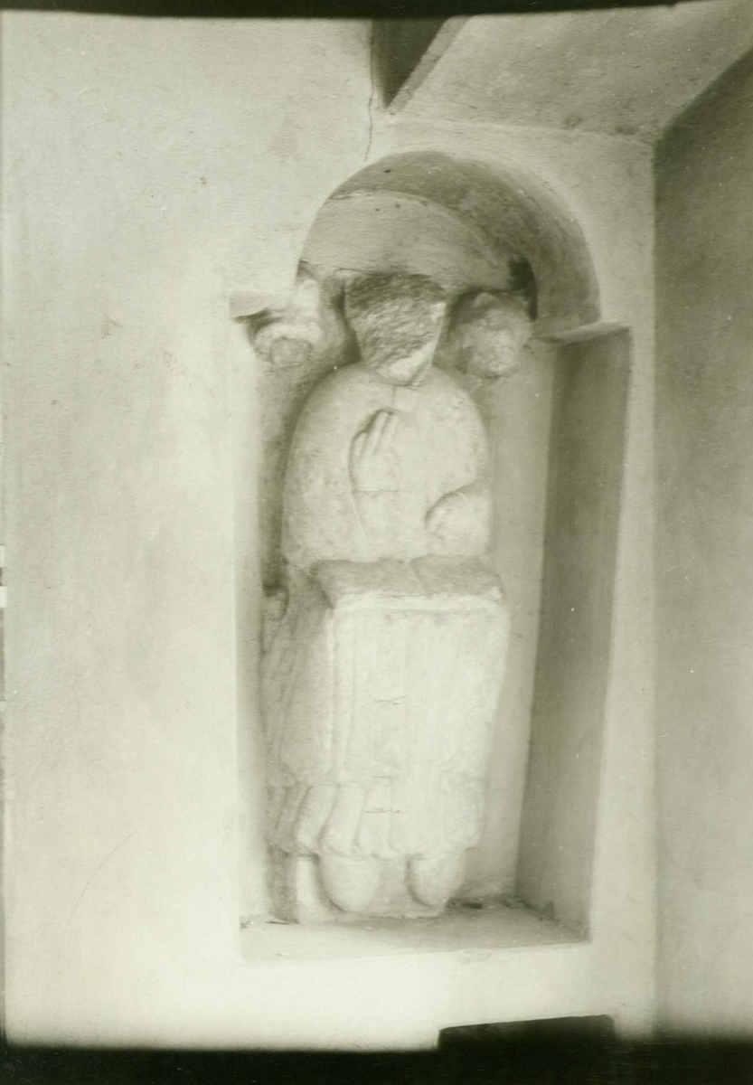 Steinskulptur (relieff) på vestveggen, Ranem kirke, Overhalla, Nord-Trøndelag. Fotografert 1929.