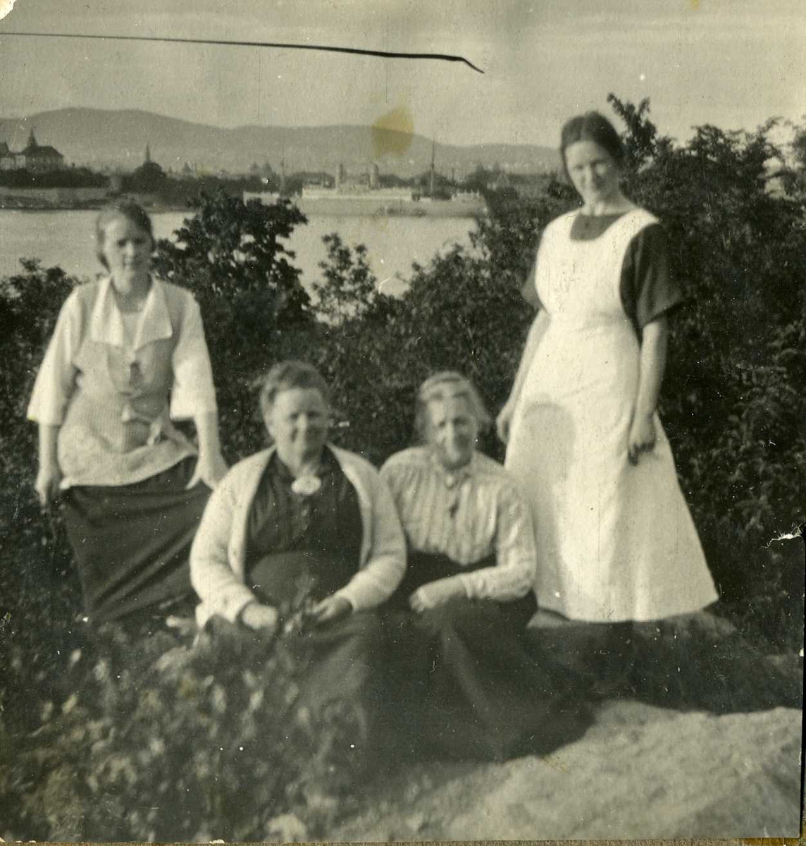 Fire kvinner, ca 1920.