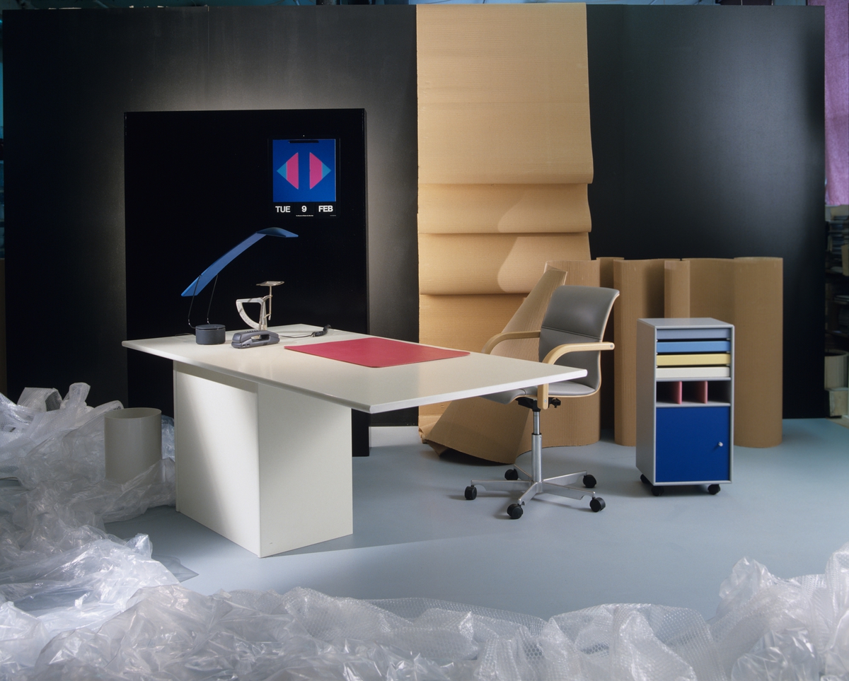 Hjemmekontoret kalt "Det elegante kontoret", skrivebordet hviler på en sokkel, avlastningsvogn med fargerike skuffer. Illustrasjonsbilde fra Nye Bonytt 1988.