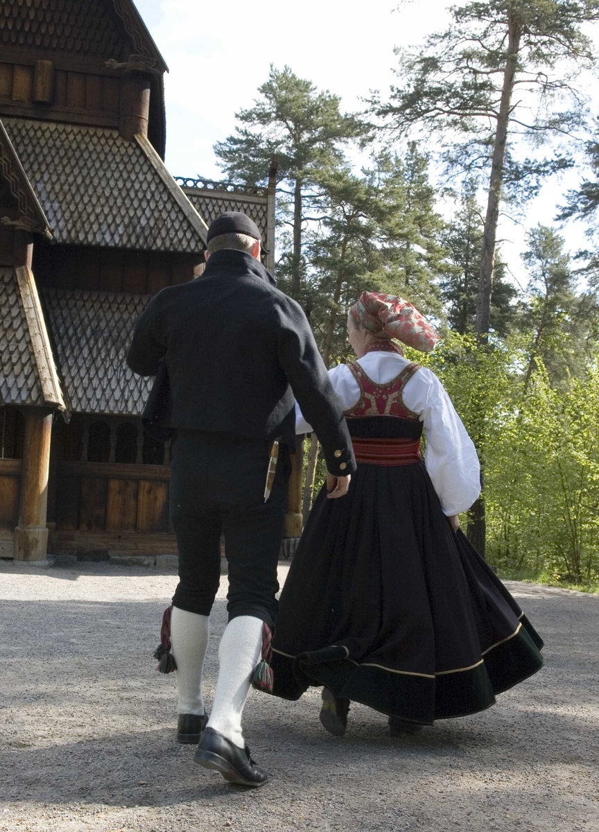 Serie bilder fra Gjestestuene ved Norsk Folkemuseum. Bunadskledde mennesker. Bildene er tatt for markedsføring av Norsk Folkemuseums Gjestestuer, mai 2007.