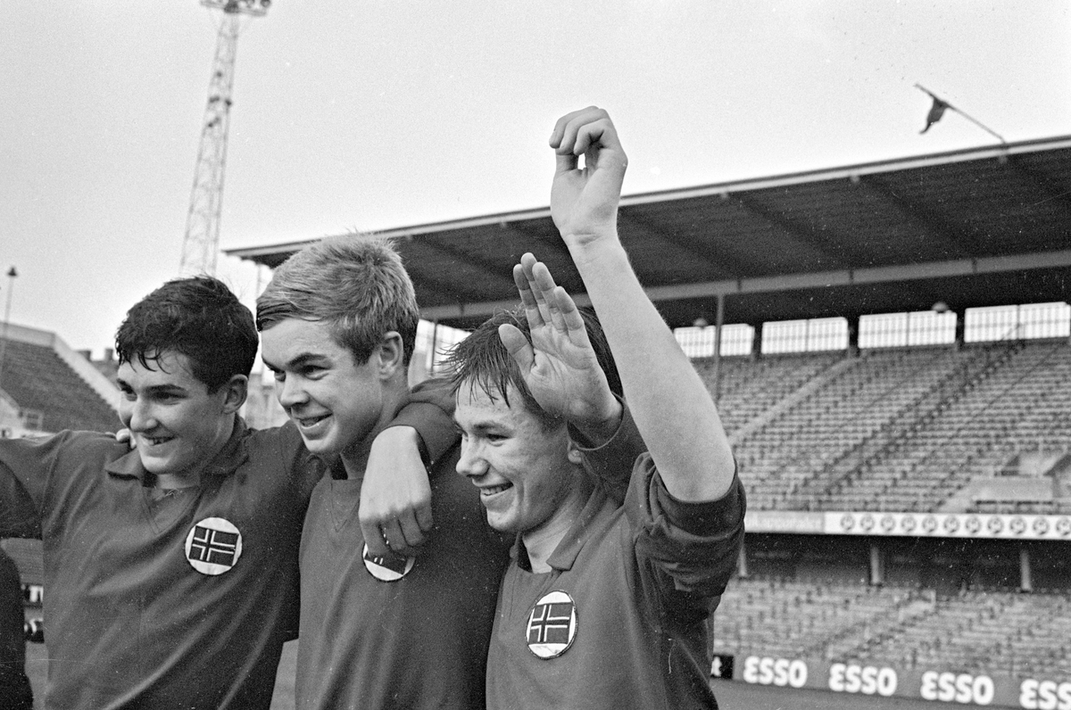 Serie bilder av juniorlandskamp i fotball, Norge - Sverige 1967. 