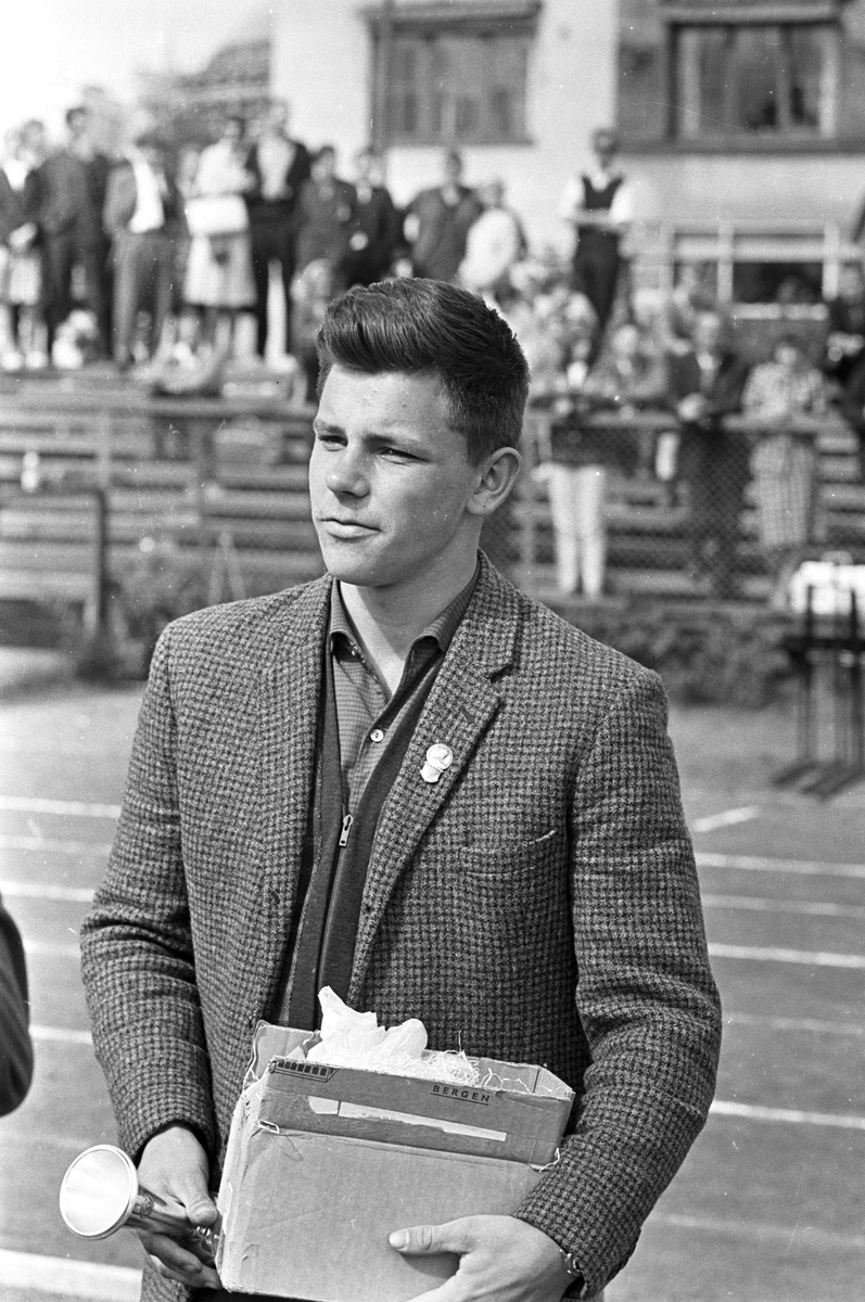Serie. Friidrett på Frogner stadion, Oslo. Dagbladpokalen overrekkes. Fotografert 1964.