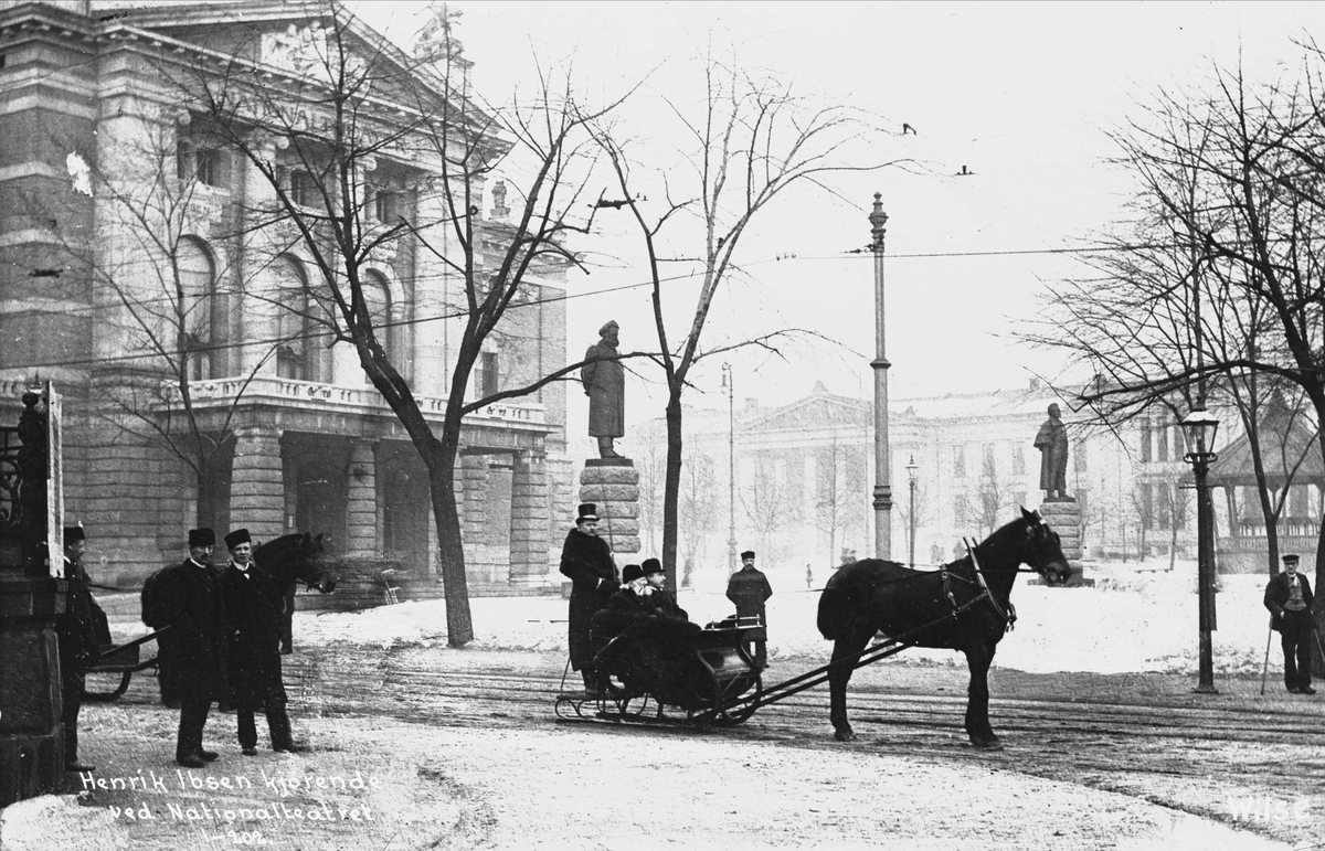 Henrik Ibsen kjørende i slede ved Nationaltheatret, ca. 1904. Foto: Anders Beer Wilse, I-202