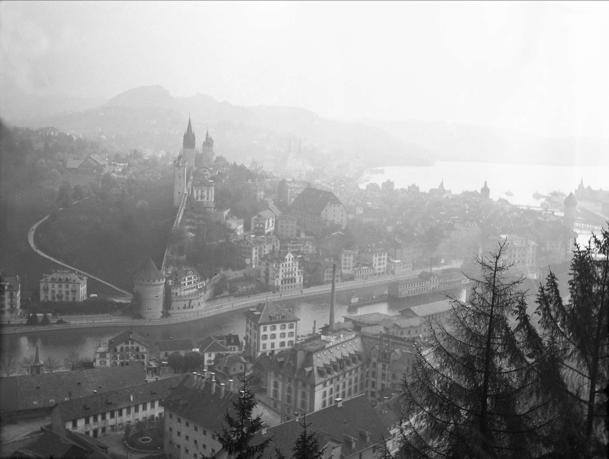 Et oversiktsbilde av Luzern by tatt fra toppen av en kabelbane. Robsahm og Lund.