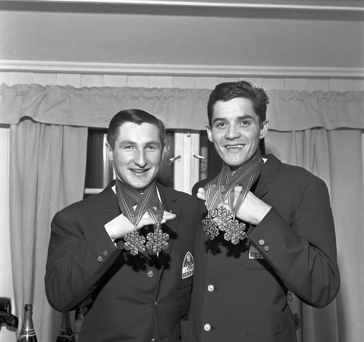 Serie. Skiløperen Gjermund Eggen under VM i 1966. Poserer med sine medaljer sammen med Bjørn Wirkola.  Fotografert 1966.