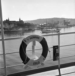 Serie. Den nye tankbåten T/T "Honnør". Fotografert juli 1958