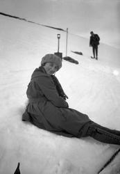 Else Mostue hviler under skitur ved Arentz-familiens feriest