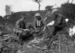Bjarne Arentz, til venstre, på speidertur med to kamerater.