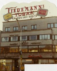Reklame for Tiedemanns Tobak på tak, Torget i Larvik.