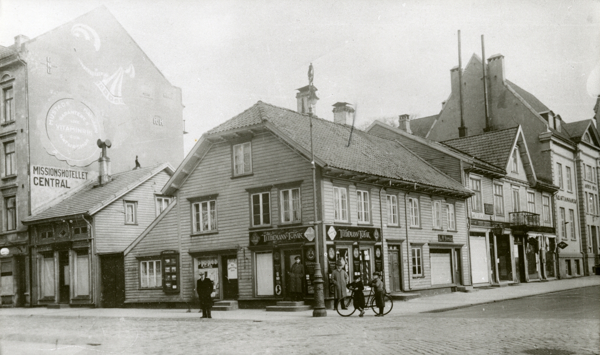 Tobakksbutikk på gatehjørne, ca 1920.