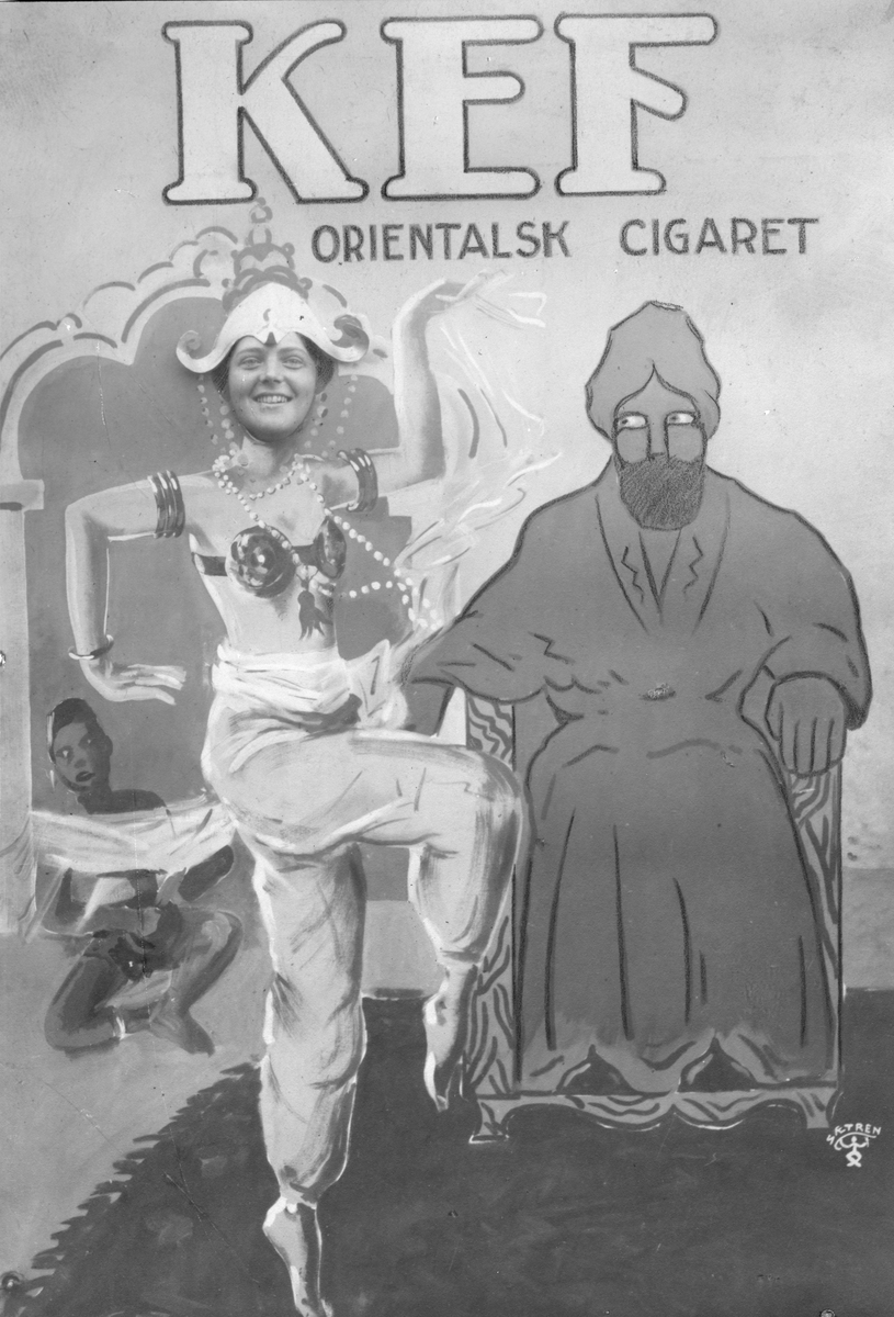 Foto fra Tiedemanns stand på varemessen i Kristiansand 1926 hvor publikum kunne bli gratis portrettert med sitt ansikt kikkende gjennom en av Tiedemanns reklameplakater, her Kef sigaretter.